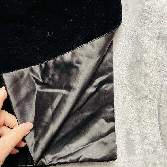 Wide Velvet Table Runner Rectangular Black 20.5"x70" Goth Halloween - Picture 2 of 4